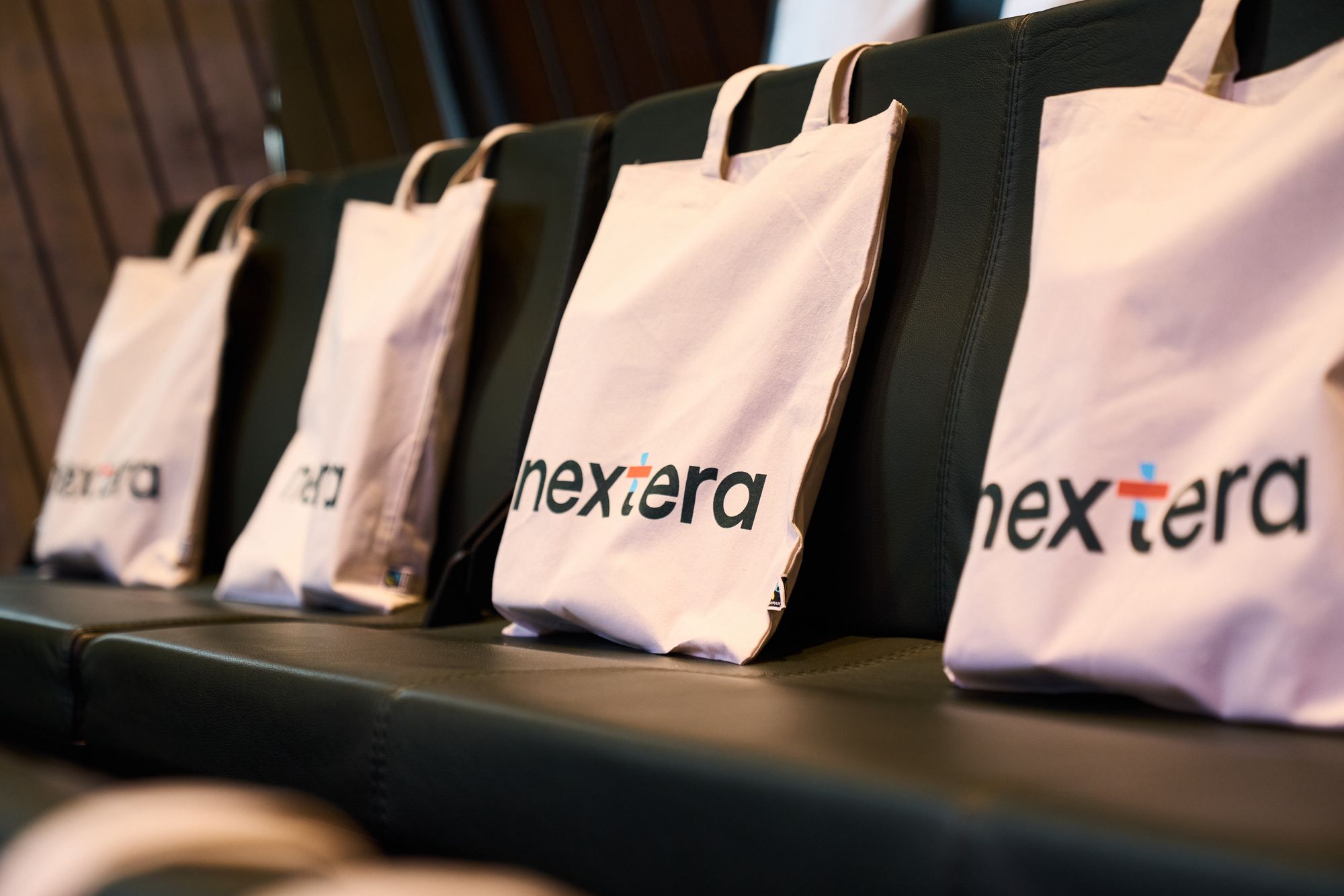 Bolsas de Nextera preparadas en las butacas del auditorio