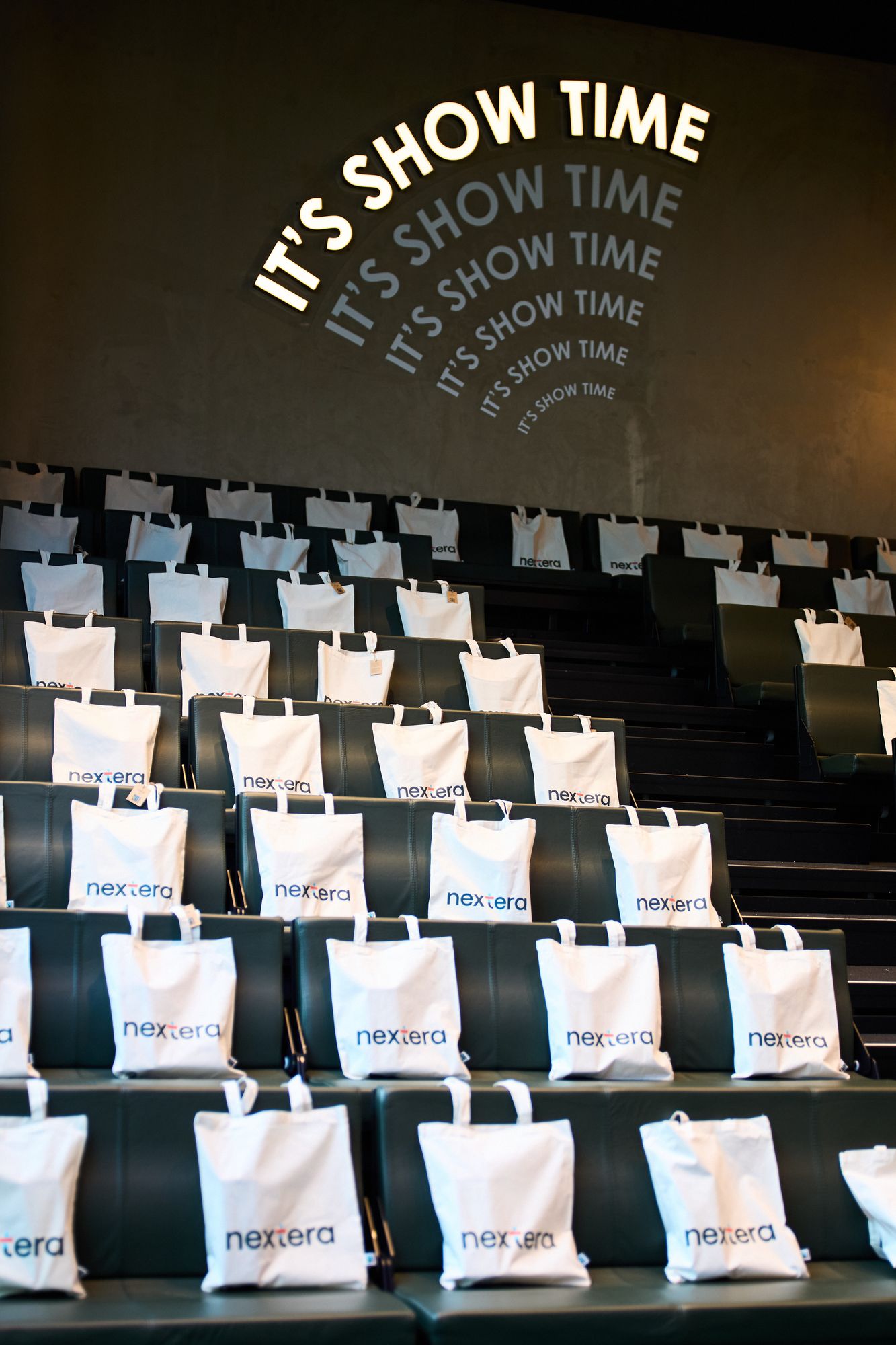 Auditorio del lanzamiento con una bolsa de Nextera en cada butaca