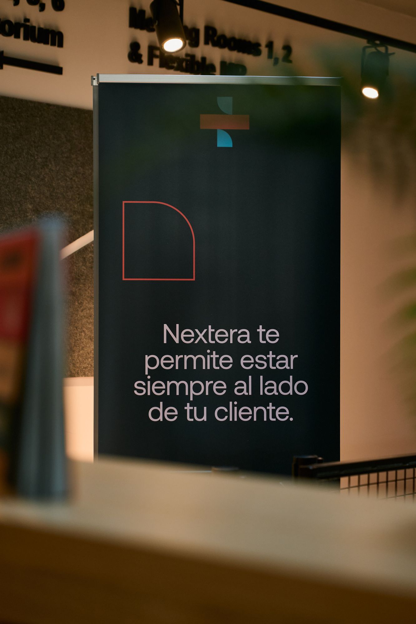 Roll-up con el claim: Nextera te permite estar siempre al lado de tu cliente